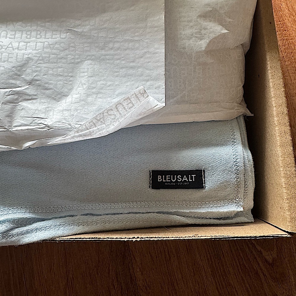 Bleusalt 2 Yard Wrap super soft -  brand new in box